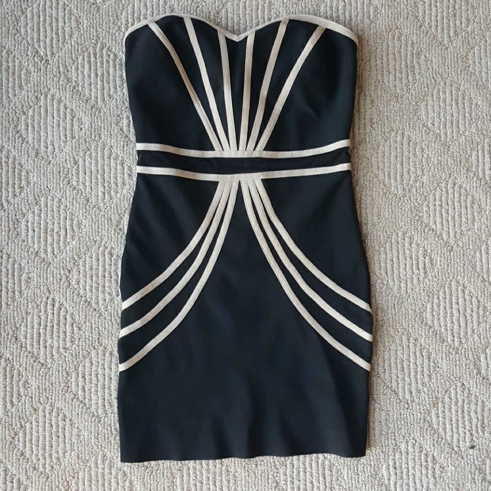Bodycon bandage mini dress with clamshell piping